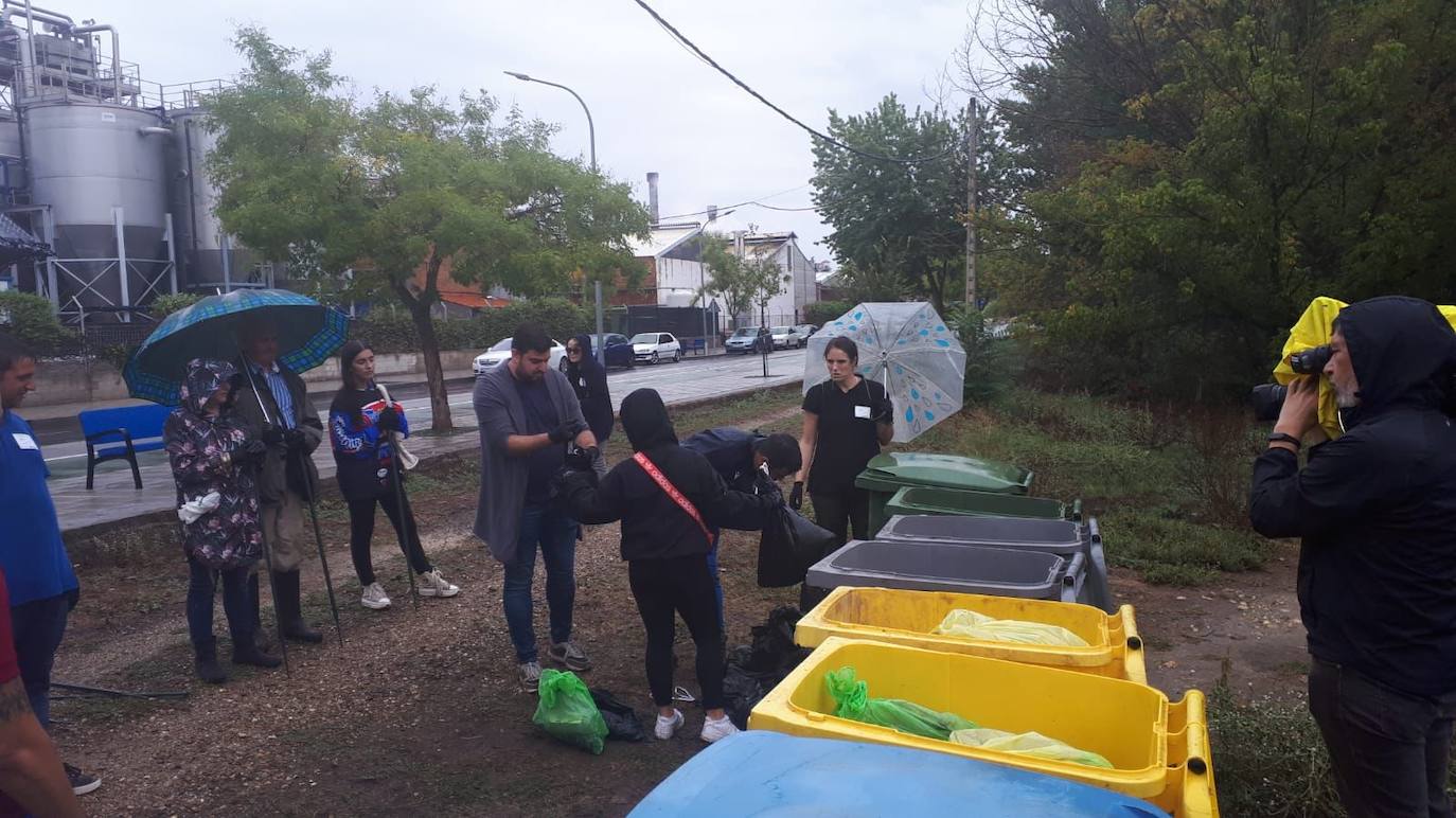 Recogen más de 50 kilos de basuraleza del río Alagón