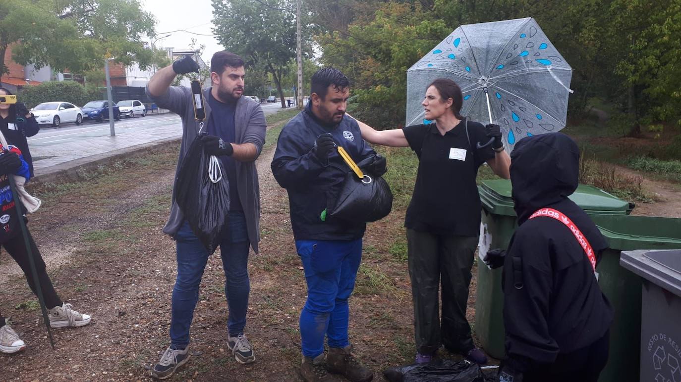 Recogen más de 50 kilos de basuraleza del río Alagón