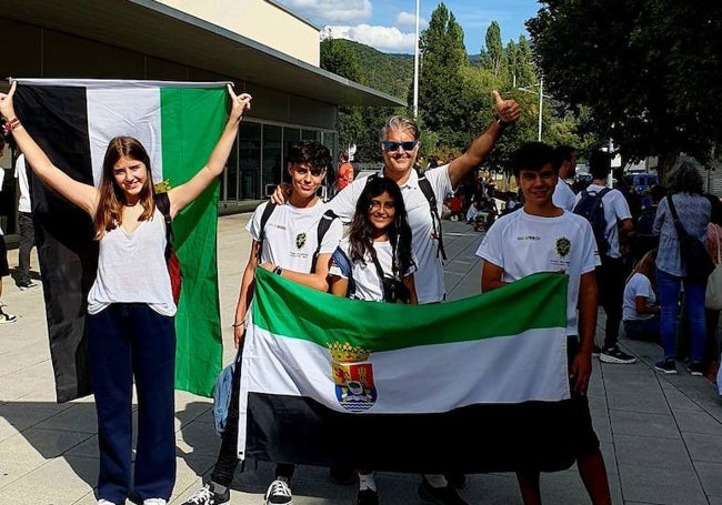 Vega, Jaime, Unai y Beatriz, miembros del equipo que logró el tercer premio en la categoría RoboMission Junior.