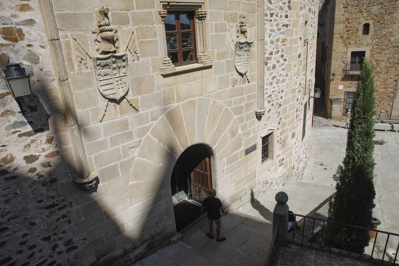 También hizo las obras de la Fundación Mercedes Calles y Carlos Ballestero en la Casa de los Becerra.