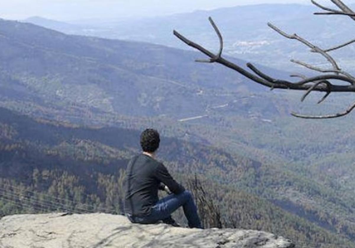 Imagen de la 'Peña Montá', en Descargamaría, despué del incendio de mayo.