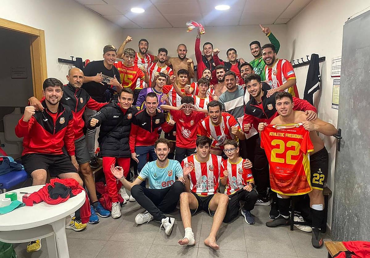 El equipo celebra la victoria en el vestuario.