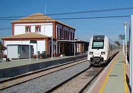 Un tren pasando por la estación de Fregenal. Archivo.