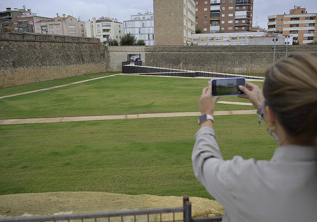 Una pacense hace fotos del corredor verde de Stadium.