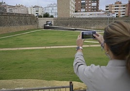 Una pacense hace fotos del corredor verde de Stadium.