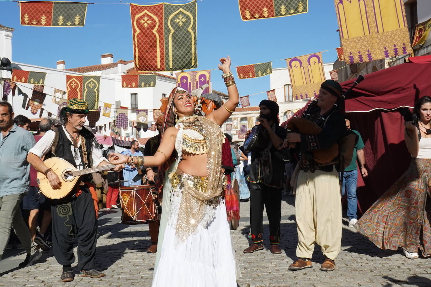 Un pasacalles ha inaugurado el mercado de Almossassa en la plaza Alta