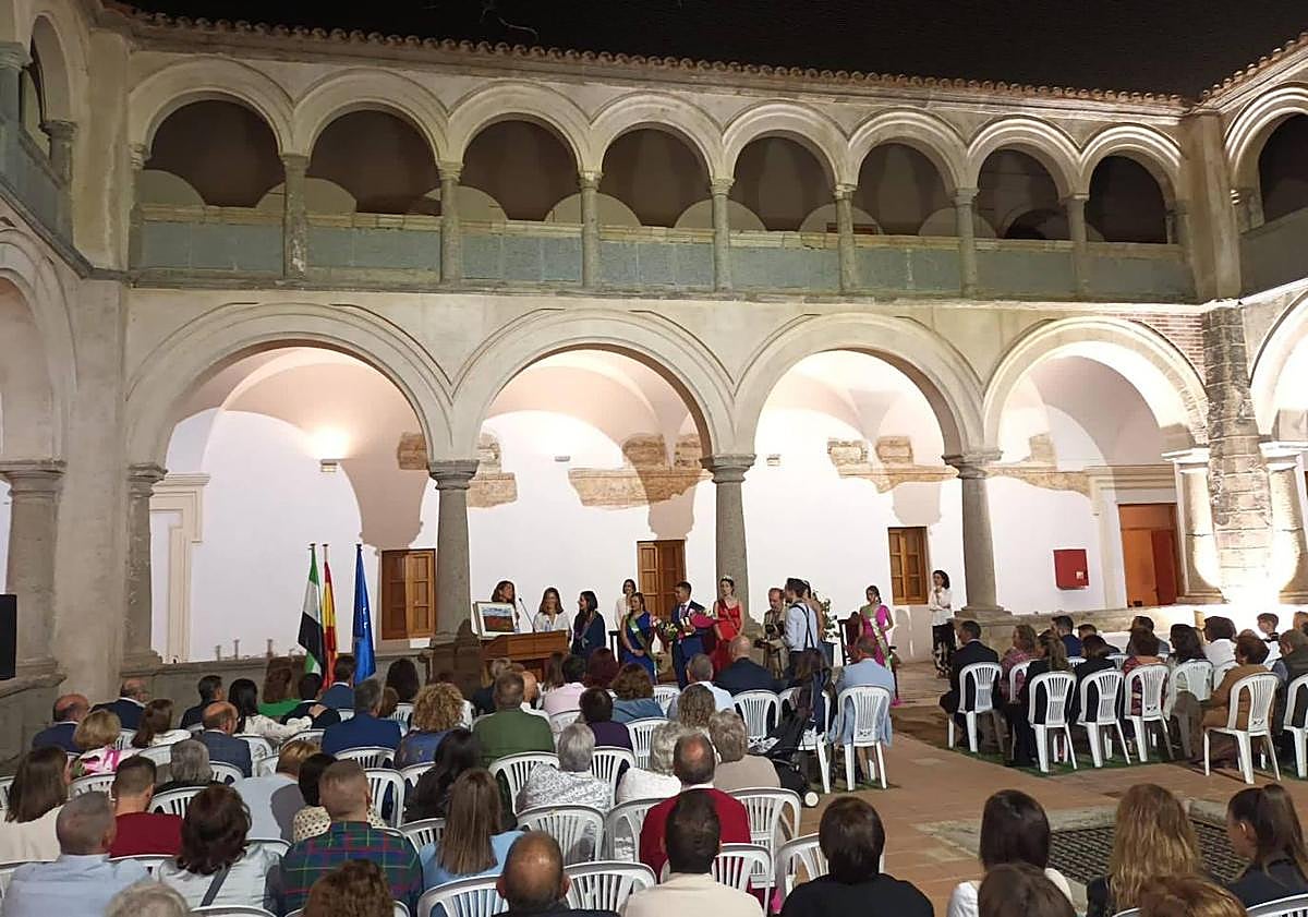 Imagen principal - La lectura del pregón abrió la Feria y Fiestas de San Mateo