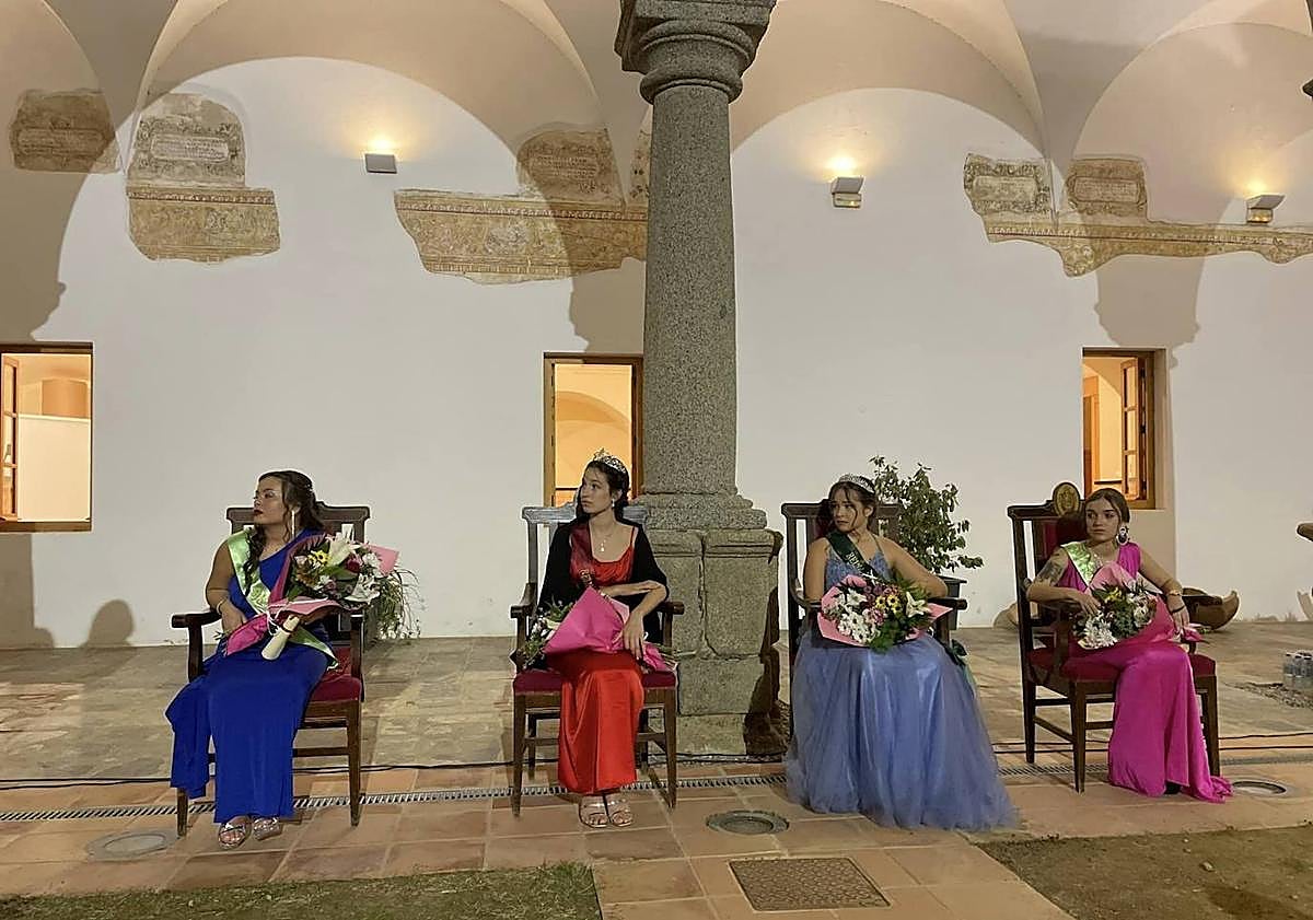 Imagen principal - Reina y damas de honor de este año junto a la reina del pasado año.
