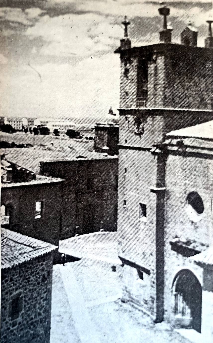 Fotografía de la guía rápida de Floriano de la Plaza de Santa Maria. Está hecha en 1940 y se ve el Palacio de Mayoralgo que aún estaba afectado por el bombardeo que sufrió Cáceres en la Guerra Civil.