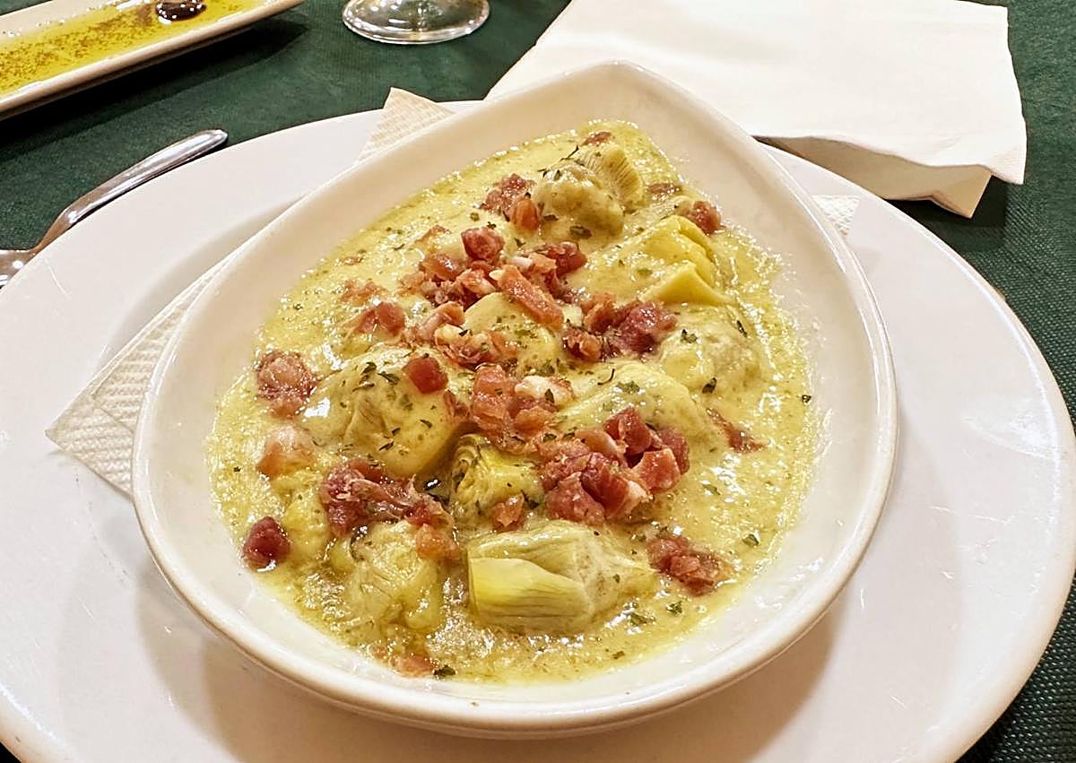Imagen secundaria 1 - Gazpacho de poleo, alcachofas salteadas y arroz negro.