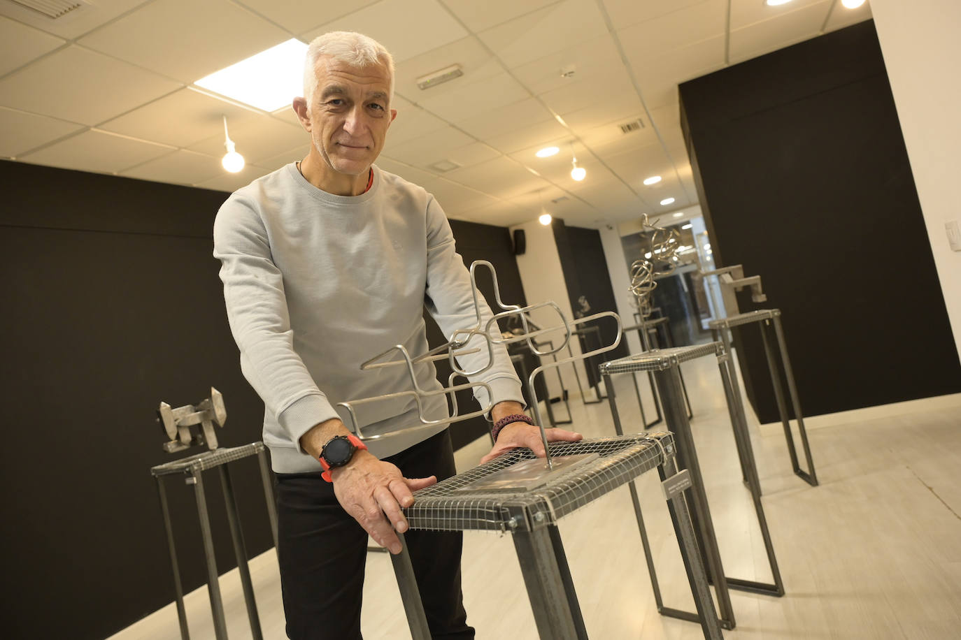 Manuel Vega en su exposición.