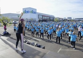 Clase de zumba para mayores en el centro comercial El Faro.