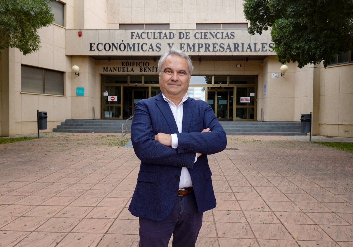 Francisco Fragoso, a las puertas de la Facultad de Económicas.