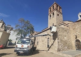 Un operario prepara la instalación para retransmitir el equinoccio.