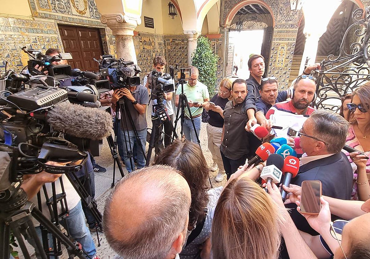 El alcalde de Almendralejo, José María Ramírez, este martes atendiendo a los medios.