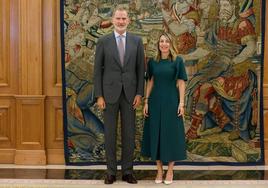 El Rey Felipe VI y la presidenta de la Junta, María Guardiola.