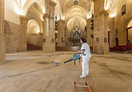 Una operaria de limpieza hace labores de acondicionamiento del auditorio del complejo cultural San Francisco.