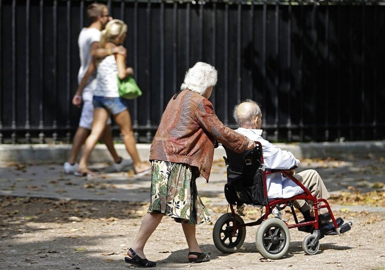 Extremadura duplica la espera que marca la ley para resolver ayudas a la dependencia