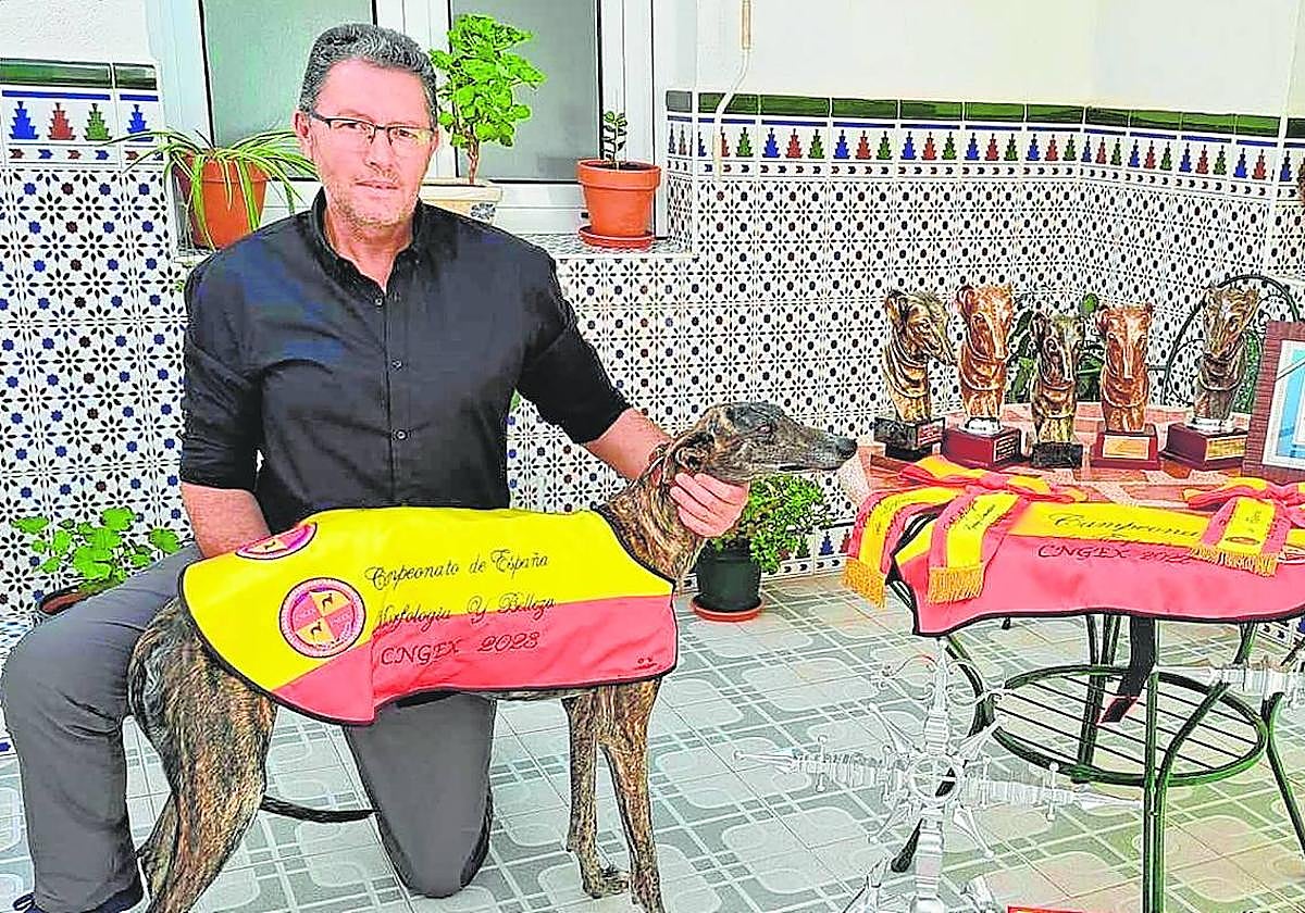 Jacinto Gallardo, con su galga Osuna y algunos de sus premios.