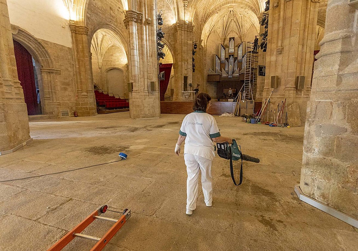 Una trabajadora de limpieza preparaba este viernes el auditorio del complejo San Francisco, donde se van a reunir los ministros de cultura de la UE.