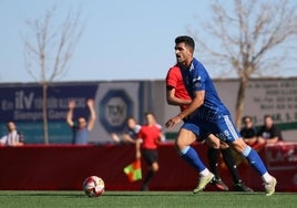 Sandro Toscano conduce el balón en el duelo del Badajoz ante el Illescas.