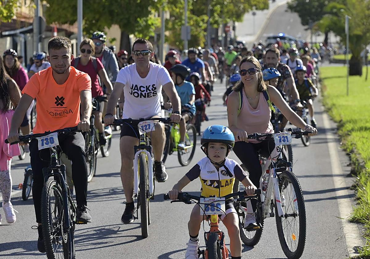 Imagen principal - «Es un lujo circular hoy en Badajoz sin coches, solo bicicletas»