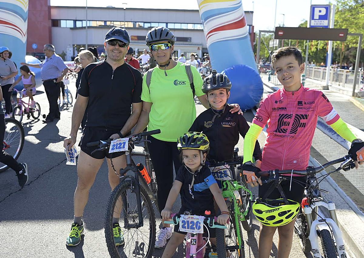 Imagen secundaria 1 - «Es un lujo circular hoy en Badajoz sin coches, solo bicicletas»