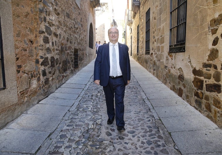 Miquel Iceta fotografiado en la parte antigua de Cáceres.