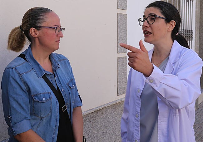 Miriam Al Adib, a la derecha de la imagen, charla con Eva, madre de otra niña afectada por el falso montaje.