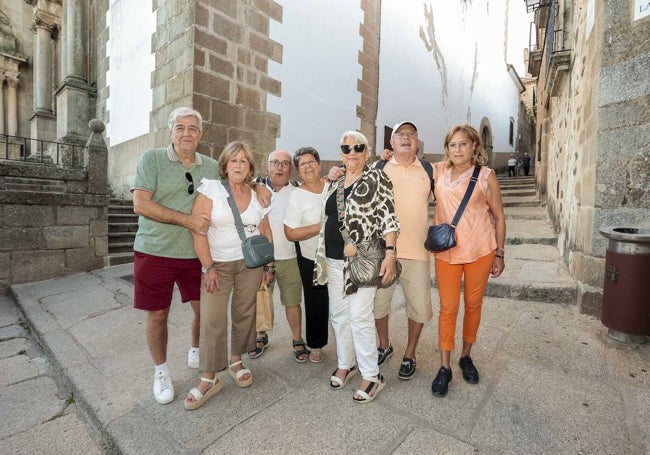 Grupo de turistas catalanes que conversaron con el ministro Iceta junto a la Preciosa Sangre.