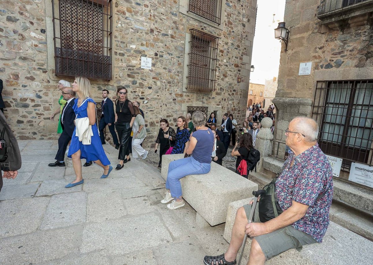 Imagen secundaria 1 - Arriba, el ministro Iceta fotografía la estatua de San Jorge. Debajo, los ministros a su llegada a la plaza de San Jorge, donde compartían espacio con los turistas. En la imagen inferior, protesta de Salvemos la Montaña..