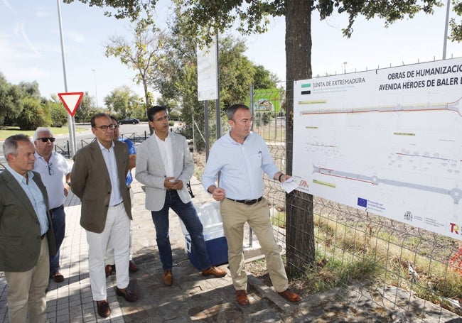 El alcalde y el consejero de Infraestructuras visitaron este martes la avenida ante el inicio de los trabajos.