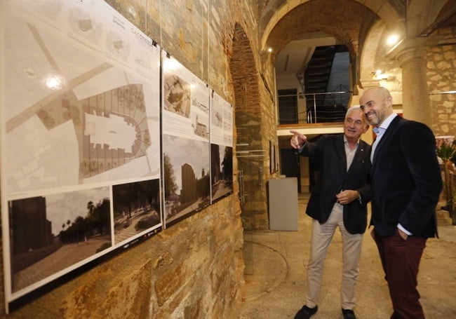 El decano del Coade y el arquitecto ganador en la presentación del proyecto.