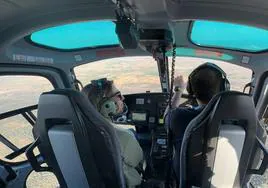 La presidenta María Guardiola en el helicóptero en el que ha sobrevolado la zona afectada.
