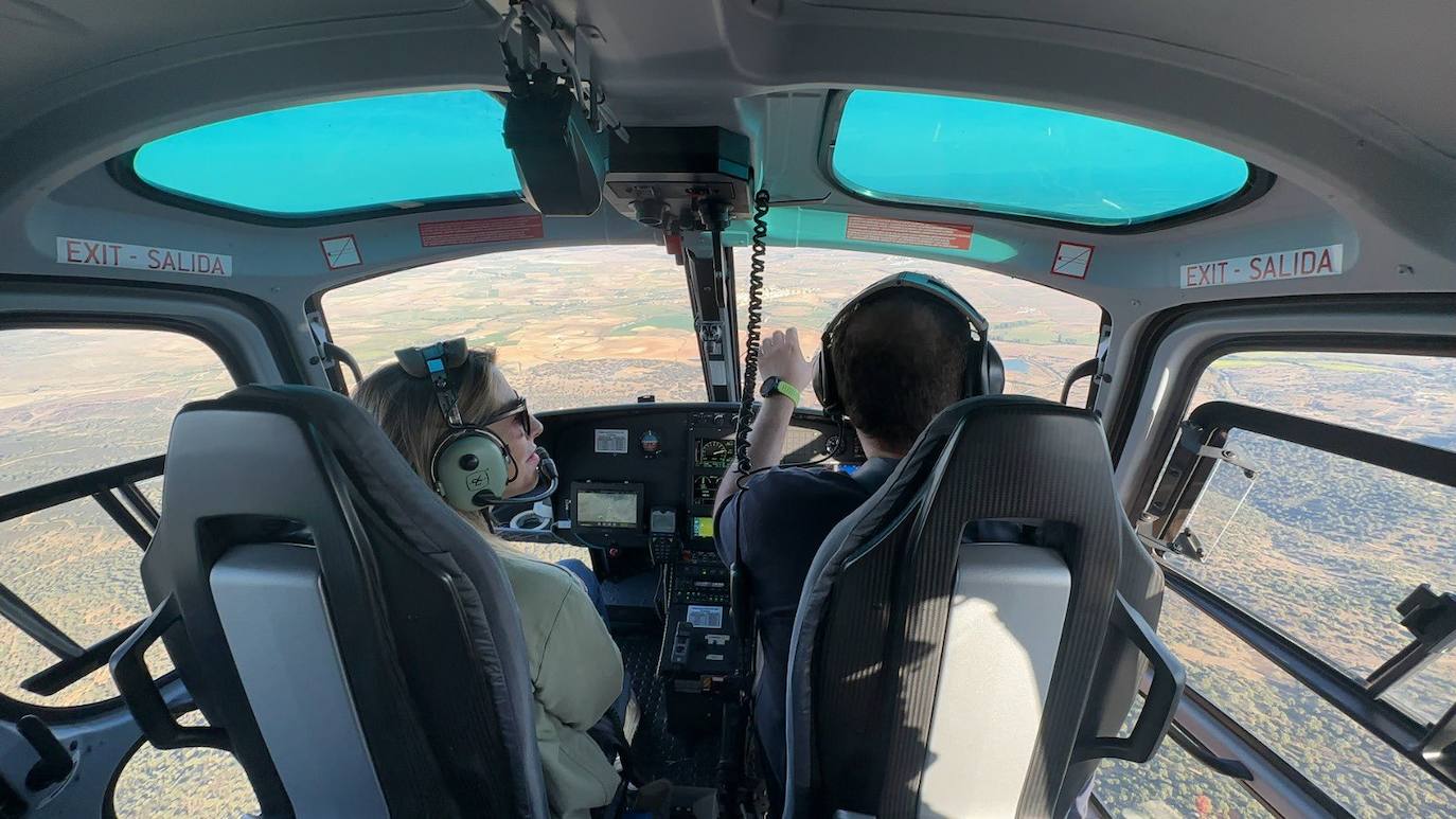 La presidenta María Guardiola en el helicóptero en el que ha sobrevolado la zona afectada.