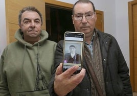 Domingo y Antonio Gutiérrez, con la imagen de Domingo Galindo González, su abuelo, en el móvil.