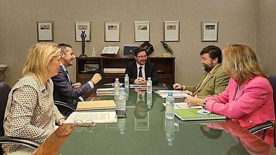Economía no se plantea recortar las ayudas a los agentes sociales pese al pacto con Vox
