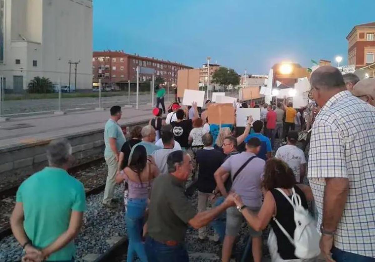 Un grupo de vecinos impide el paso del tren durante una media hora a su paso por Navalmoral.