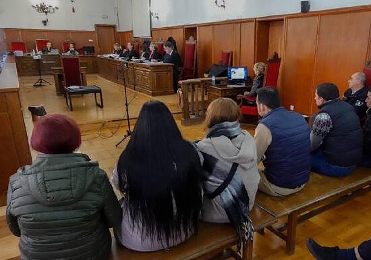 El autor del disparo (primero por la derecha) y los otros cinco condenados en la sala de vistas.