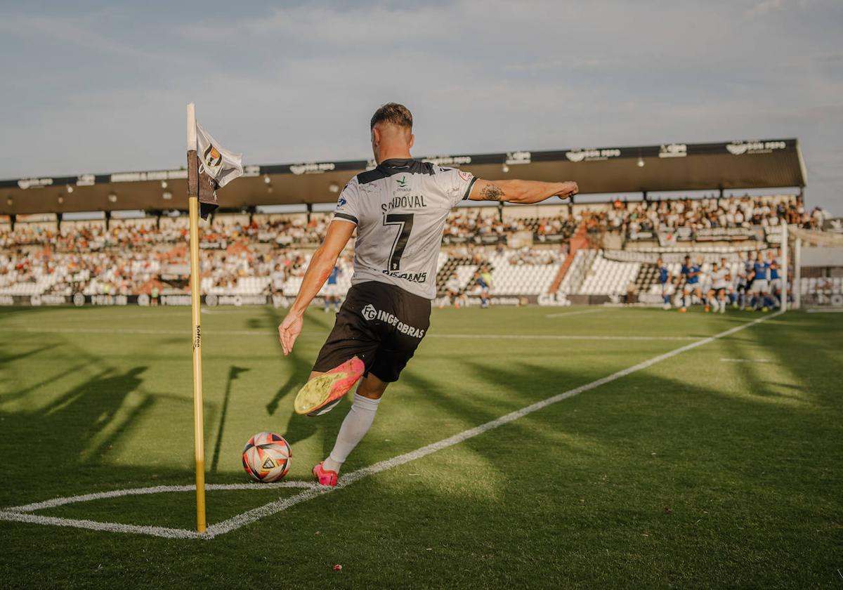 Sandoval lanzando un córner en el Romano ante el Linares.