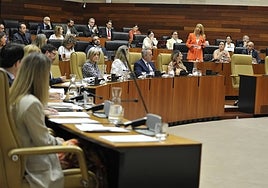María Guardiola, presidenta de la Junta, escuchando a la presidenta del Grupo Socialista, Piedad Álvarez.