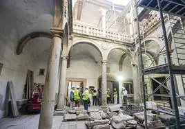 Estado actual de las obras en el claustro del Palacio de Godoy.