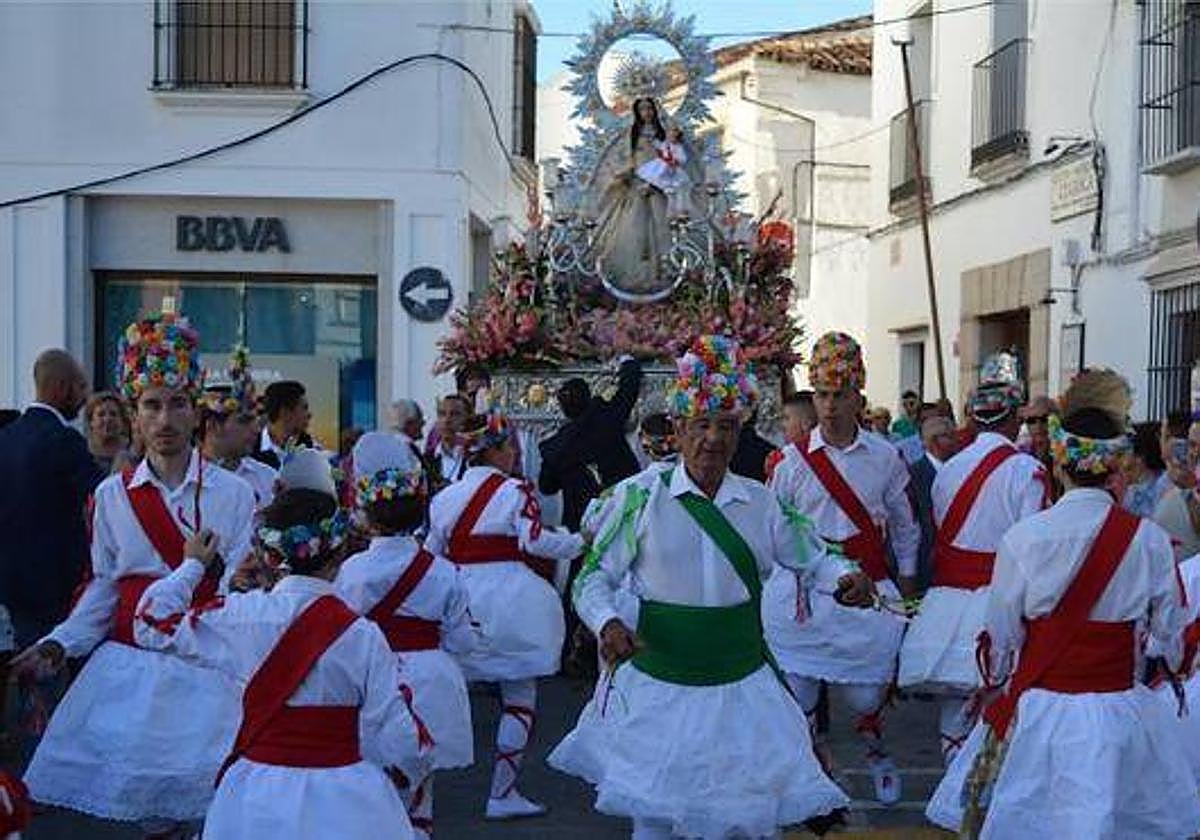 Un grupo de danzaores con la Virgen de la Salud.