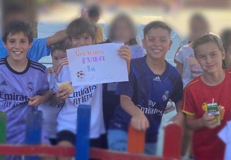 Los niños del colegio Segura Covarsí de Badajoz quieren jugar al fútbol