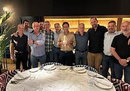 La peña gastronómica entregando el ánfora a Juan Fernando Santisteban, propietario de La Fabiola.