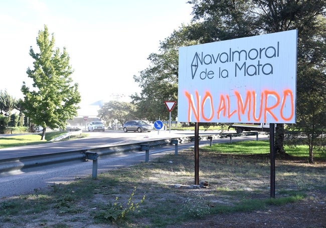 Pintada contra el tren en superficie en un cartel a la entrada en la localidad.