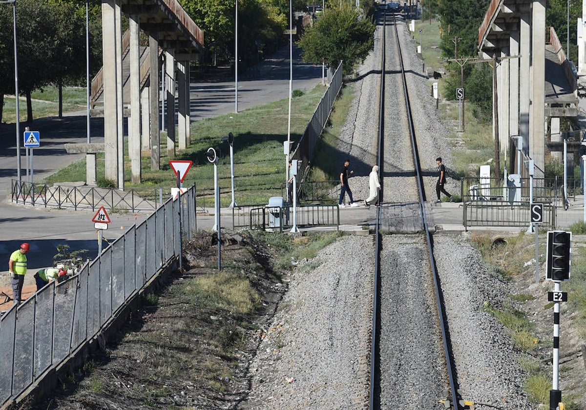 La vía del tren y uno de los dos pasos a nivel del centro ubarno de Navalmoral, por donde el trazado discurre de de hace décadas protegido por una valla metálica.