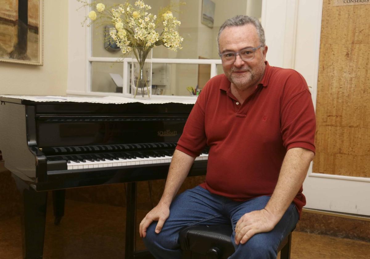 José Caballero, junto al piano en el que ensayaba Esteban Sánchez en Mérida.