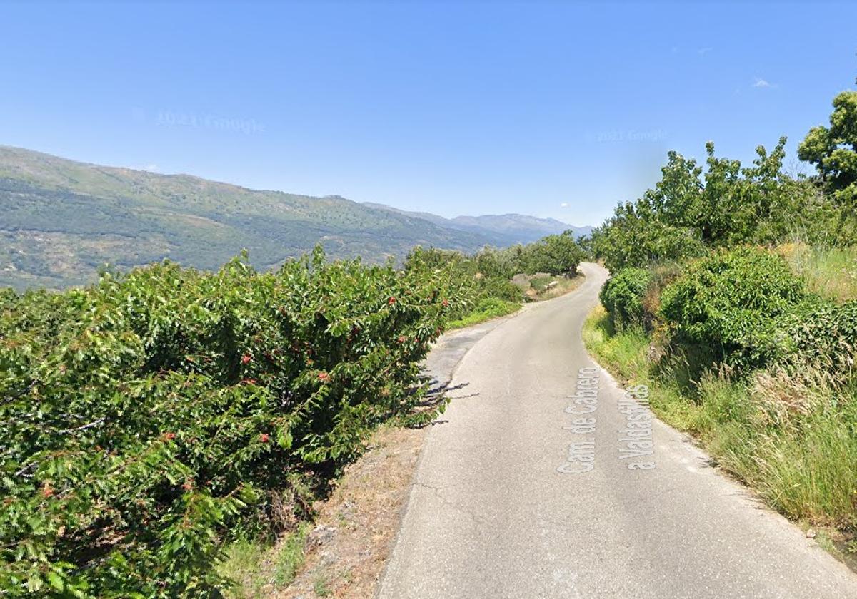 El accidente mortal ha ocurrido en este camino asfaltado entre Cabrero y Valdastillas.