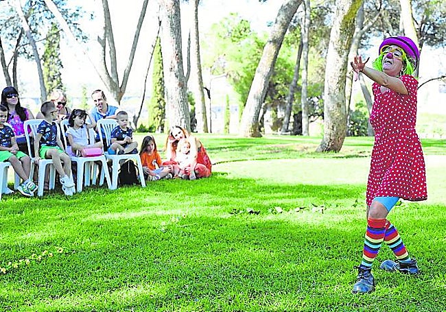 Actuación de la Payasa Inesperada en la Alcazaba.